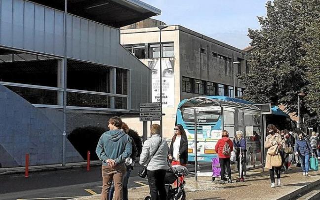 Varias personas se suben al autobús en la parada de la calle Urbieta.