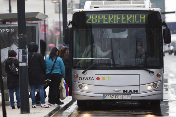 Un grupo de personas se suben a un autobús urbano.