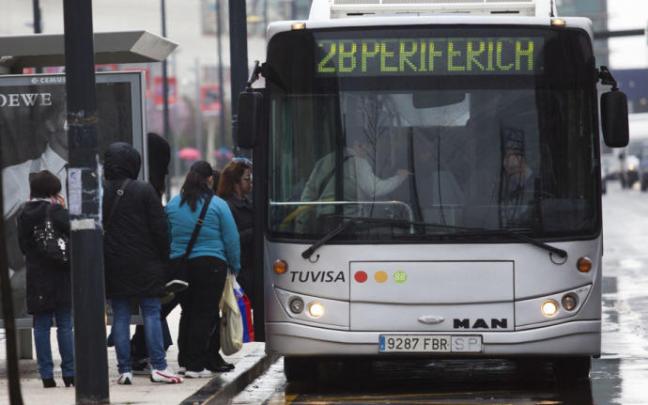Un grupo de personas se suben a un autobús urbano.
