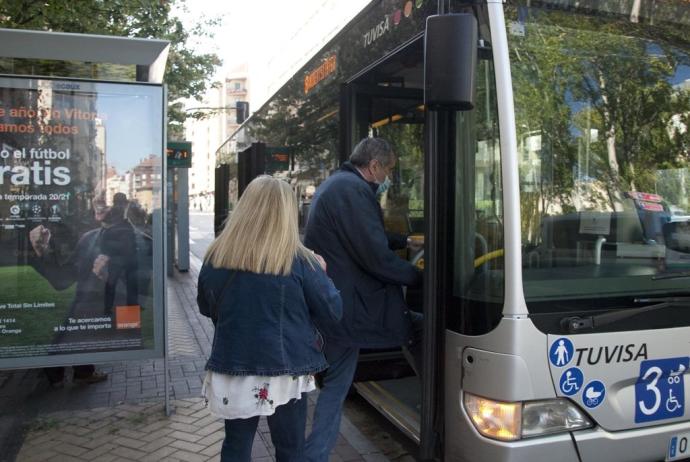 Un grupo de personas suben a un autobús urbano.