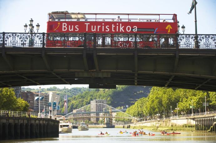 El recorrido txirene se llevará a cabo a bordo del bus turístico.