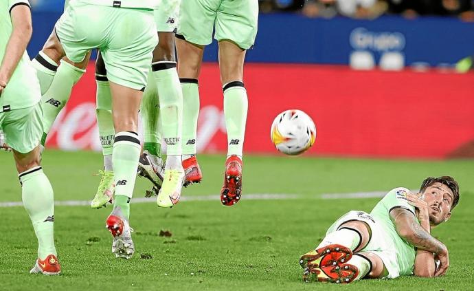 Unai Vencedor, tumbado en el suelo en el lanzamiento de una falta, mira al balón con atención. Foto: Efe