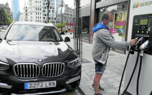 Los fabricantes de automóviles consideran que sin apoyo fiscal no se podrá realizar la transición al coche eléctrico en el Estado español en los plazos previstos. Foto: Oskar M. Bernal Los fabricantes de automóviles consideran que sin apoyo fiscal no se podrá realizar la transición al coche eléctrico en el Estado español en los plazos previstos. Foto: Oskar M. Bernal