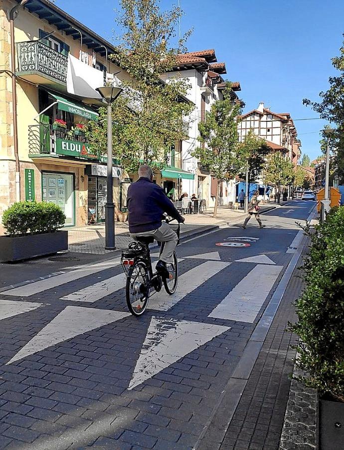 Un ciclista en la calle Matxin de Arzu, ayer.