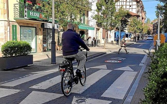 Un ciclista en la calle Matxin de Arzu, ayer. Un ciclista en la calle Matxin de Arzu, ayer.