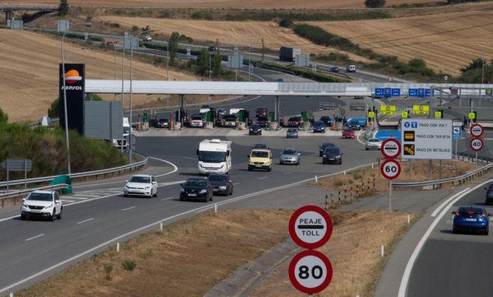 Vehículos por la A-15 en el peaje de Zuasti.