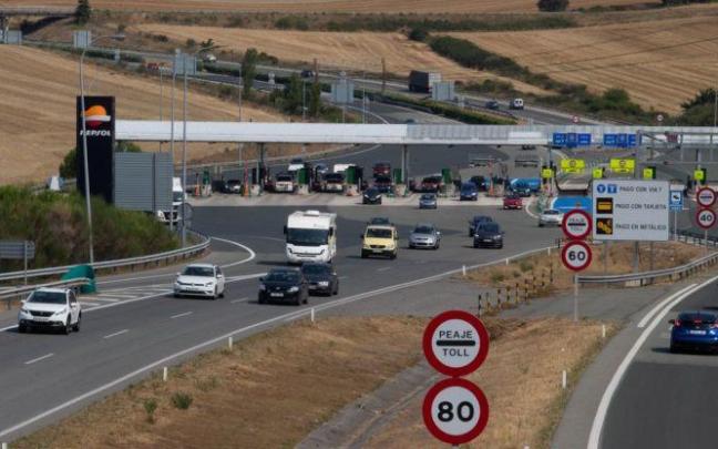 Vehículos por la A-15 en el peaje de Zuasti. Vehículos por la A-15 en el peaje de Zuasti.