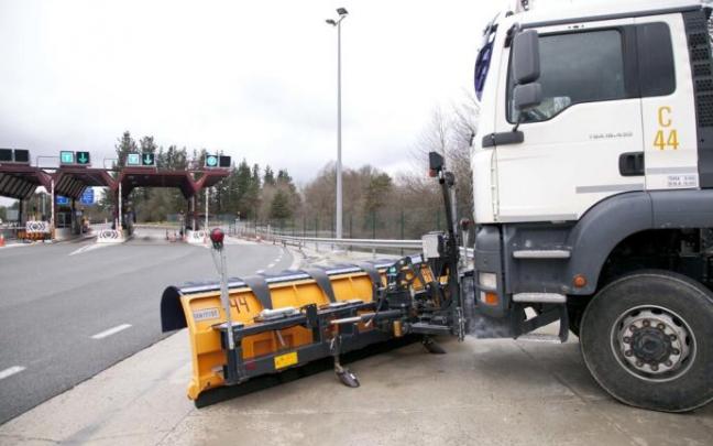 Vehículo quitanieve, ajeno a la información, a la altura del peaje de Altube