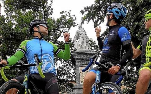 Tres ciclistas de Urretxu señalan la estatua de Iparragirre. Foto: Asier Leunda Tres ciclistas de Urretxu señalan la estatua de Iparragirre. Foto: Asier Leunda