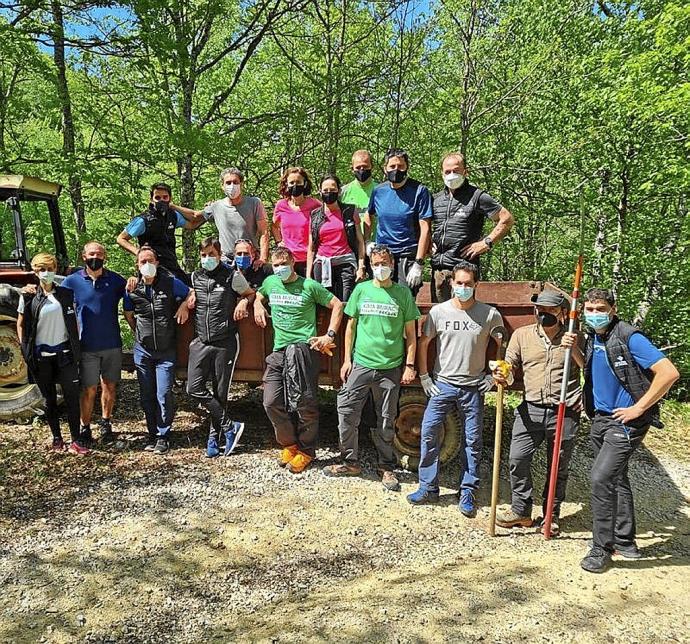 Voluntarios de Caja Rural Navarra y aribetarras, tras limpiar. Foto: cedida