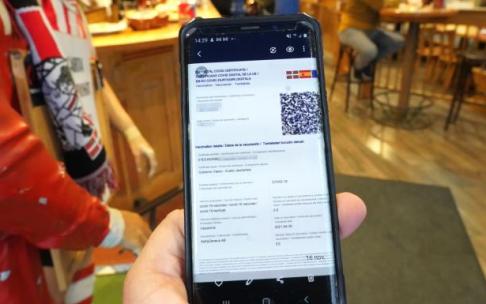El pasaporte covid se quiere implantar fundamentalmente en locales de ocio nocturno como en las discotecas y en los restaurantes.