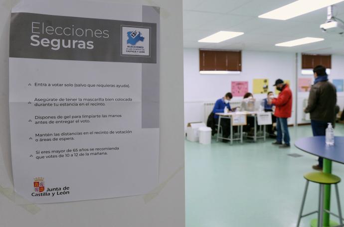 Un cartel informa de las medidas de seguridad para votar, en un colegio electoral en Valladolid.