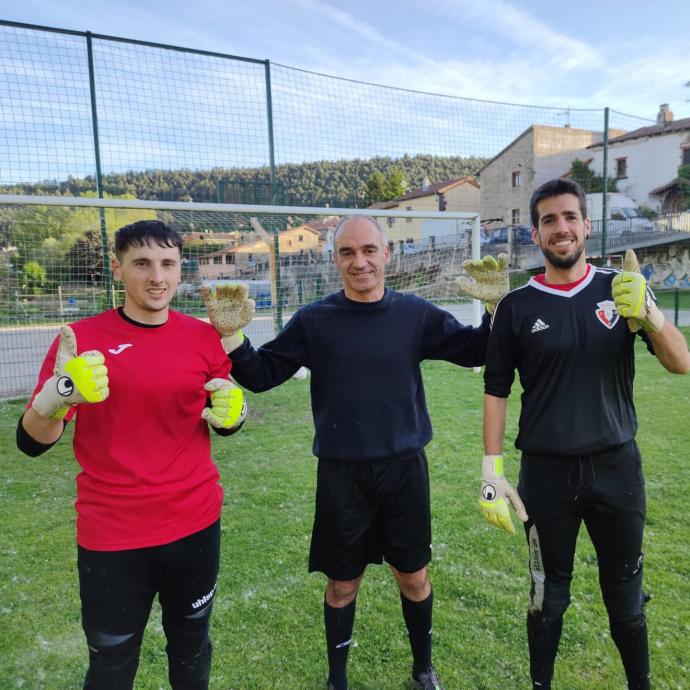 Javier Gallego, Guillermo Santos y Xabier Catalán posan con los guantes de Sergio Herrera.