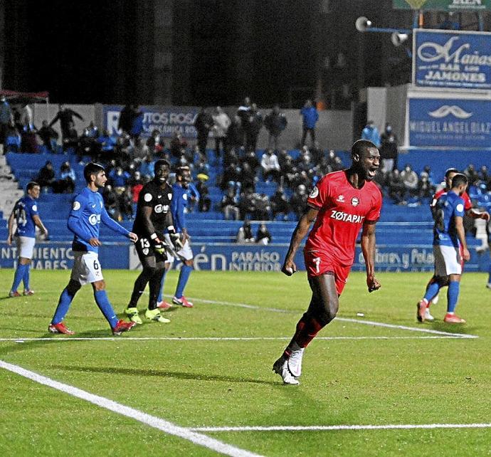 El Alavés, a costa del Linares, que milita en la 1ª RFEF, fue el primer equipo de Primea eliminado. Foto: N.G.