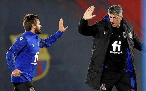 Imanol Alguacil saluda a Portu en un entrenamiento.