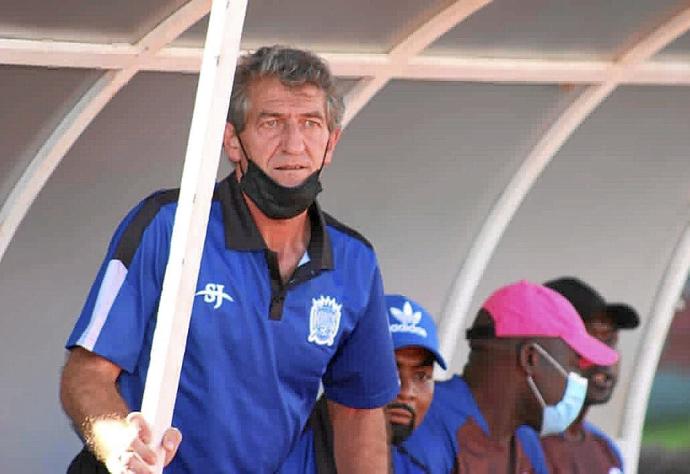 El exjugador de la Real, durante un partido con el equipo africano junto a sus ayudantes. Fotos: N.G.