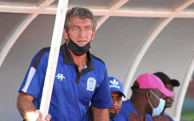 El exjugador de la Real, durante un partido con el equipo africano junto a sus ayudantes. Fotos: N.G. El exjugador de la Real, durante un partido con el equipo africano junto a sus ayudantes. Fotos: N.G.