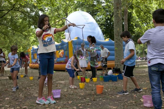 La zona de juegos infantiles es una de las más concurridas en el programa festivo de La Blanca.