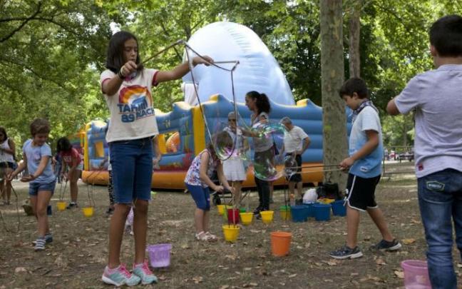La zona de juegos infantiles es una de las más concurridas en el programa festivo de La Blanca.