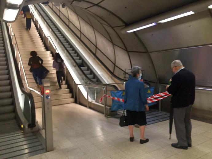 Un cartel anuncia de la avería en el segundo tramo de las escaleras mecánicas de San Mamés