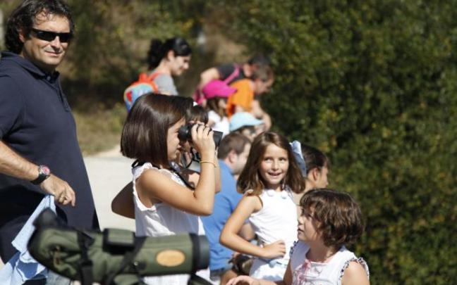 Un grupo de niñas disfrutan del día en el parque de Salburua.