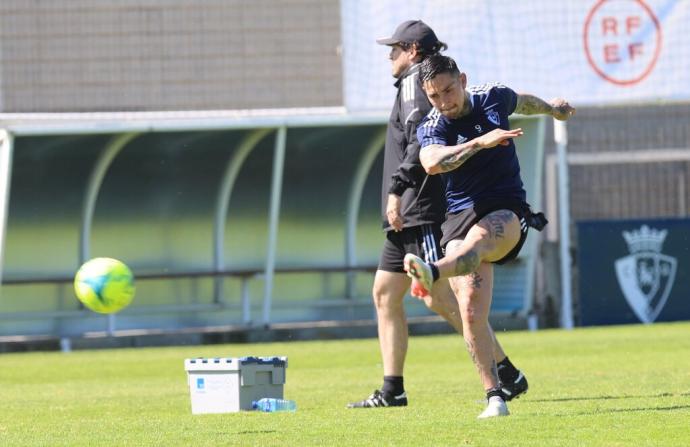 Chimy Ávila golpea el balón en un entrenamiento en Tajonar.