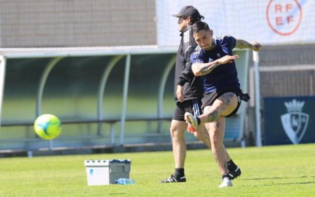 Chimy Ávila golpea el balón en un entrenamiento en Tajonar.