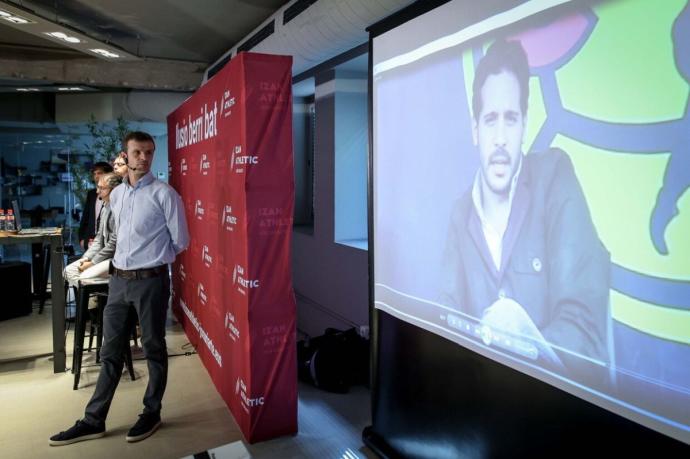 Jon Uriarte sigue la intervención de Carlos Aviña en la presentación del proyecto deportivo de Izan Athletic.