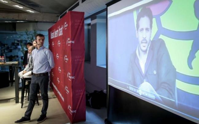 Jon Uriarte sigue la intervención de Carlos Aviña en la presentación del proyecto deportivo de Izan Athletic. Jon Uriarte sigue la intervención de Carlos Aviña en la presentación del proyecto deportivo de Izan Athletic.