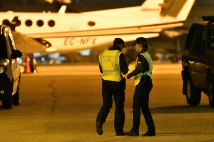 El avión procedente de Marruecos del que se fugaron una veintena de inmigrantes.