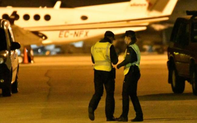 El avión procedente de Marruecos del que se fugaron una veintena de inmigrantes. El avión procedente de Marruecos del que se fugaron una veintena de inmigrantes.