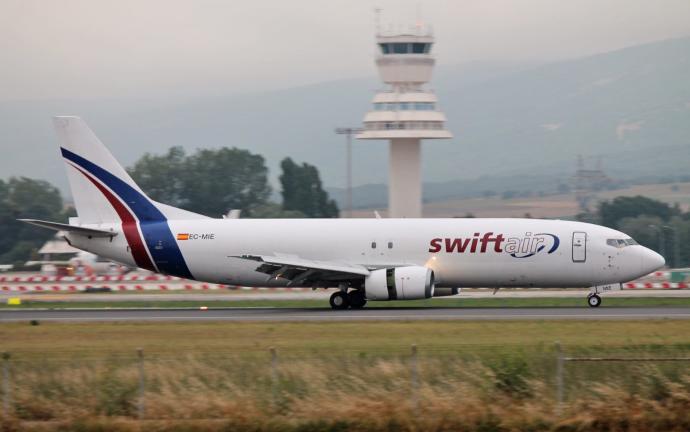 El avión de Swift Air que sobrevuela Vitoria