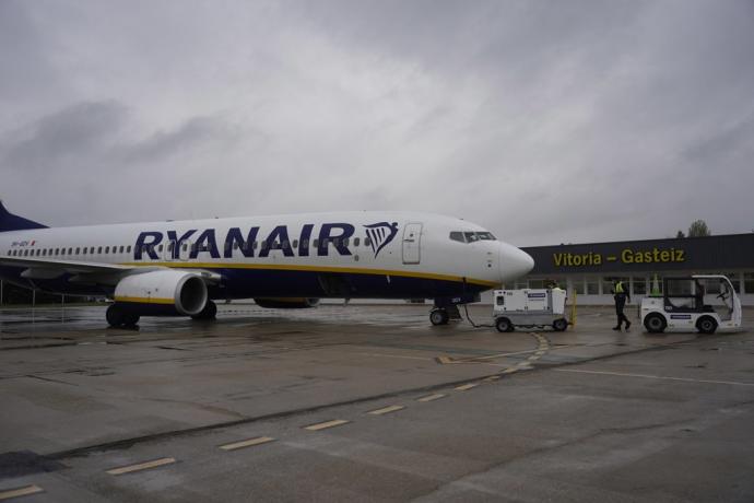 Un avión estacionado en el aeropuerto de Foronda.