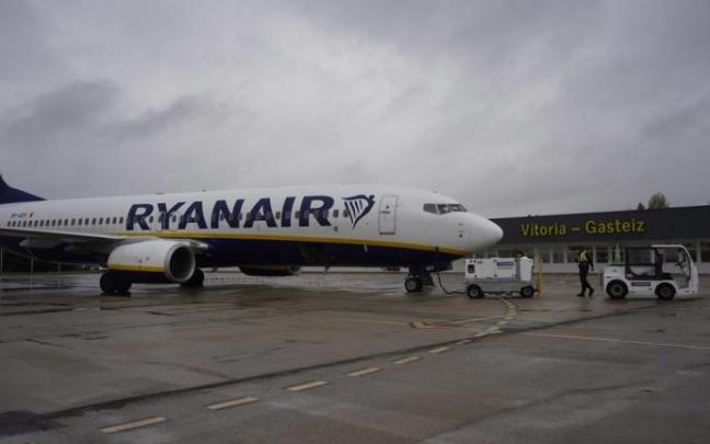 Un avión estacionado en el aeropuerto de Foronda. Un avión estacionado en el aeropuerto de Foronda.