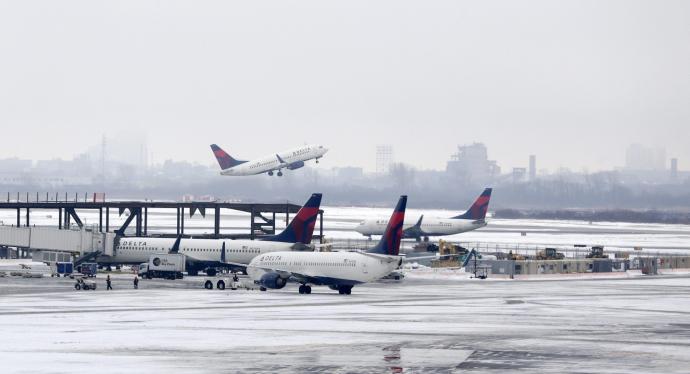 Aviones en el aeropuerto JFK con la pista helada durante una tormenta en 2014.