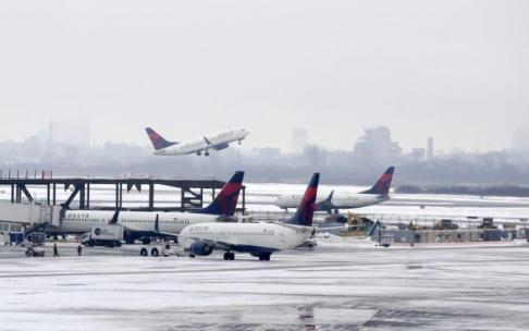 Aviones en el aeropuerto JFK con la pista helada durante una tormenta en 2014. Aviones en el aeropuerto JFK con la pista helada durante una tormenta en 2014.