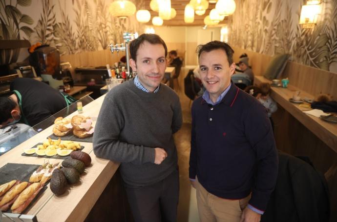 Javier B. Cordón y Lucas Echeverría, en el interior del Avocado Gastro Café de la calle Carlos III.