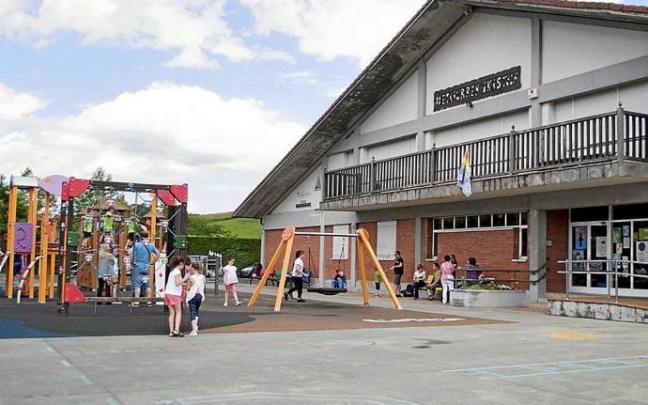 Exterior de la Ikastola Etxaurren en el municipio de Ayala.