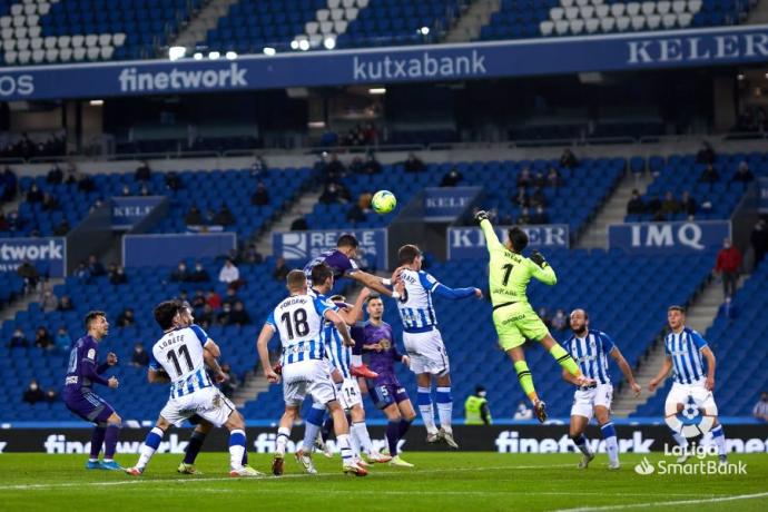 Ayesa despeja un balón en un saque de esquina botado por el Valladolid.