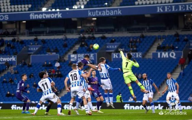 Ayesa despeja un balón en un saque de esquina botado por el Valladolid.