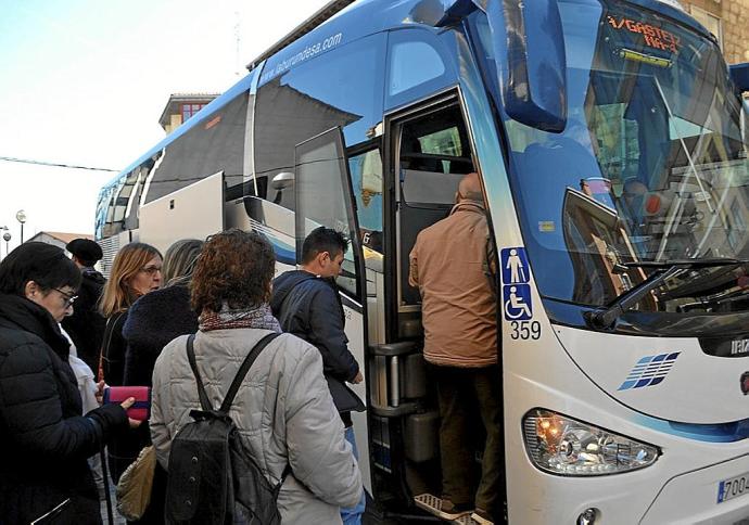 Pasajeros suben a un autobús en Agurain. Foto: Cedida