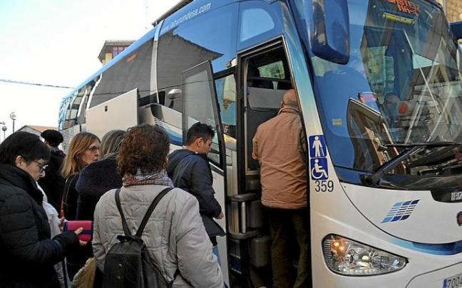 Pasajeros suben a un autobús en Agurain. Foto: Cedida Pasajeros suben a un autobús en Agurain. Foto: Cedida