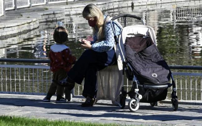 La prestación será compatible con las deducciones fiscales actuales y con las ayudas por hijo de la RGI. La prestación será compatible con las deducciones fiscales actuales y con las ayudas por hijo de la RGI.