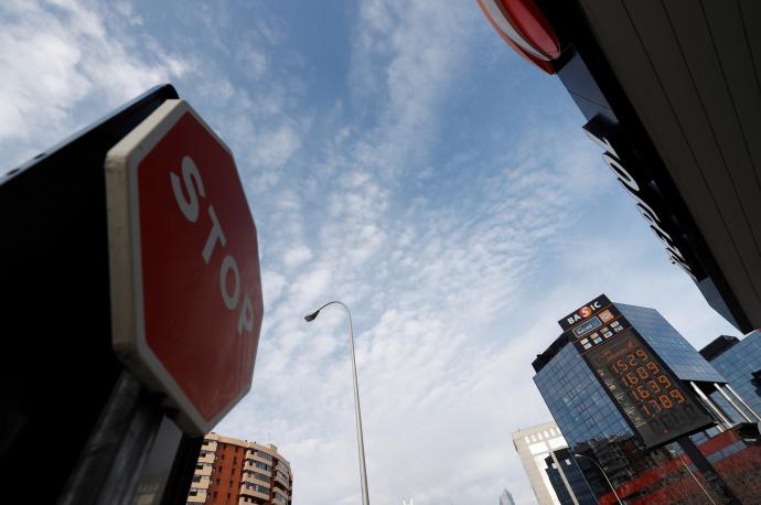 Precios del combustible en una gasolinera de Madrid.