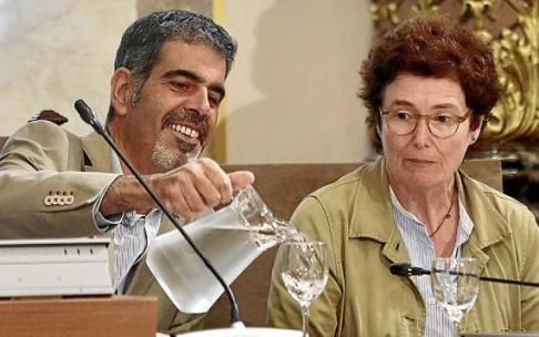 Goia se sirve agua, junto a la concejala de Urbanismo, Nekane Arzallus, en la sesión de ayer. Foto: J. Colmenero