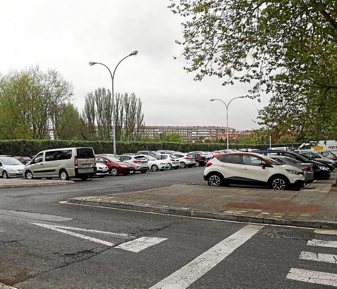 Coches en el aparcamiento de Portal de Foronda, donde se instalará la electrolinera. Foto: Jorge Muñoz