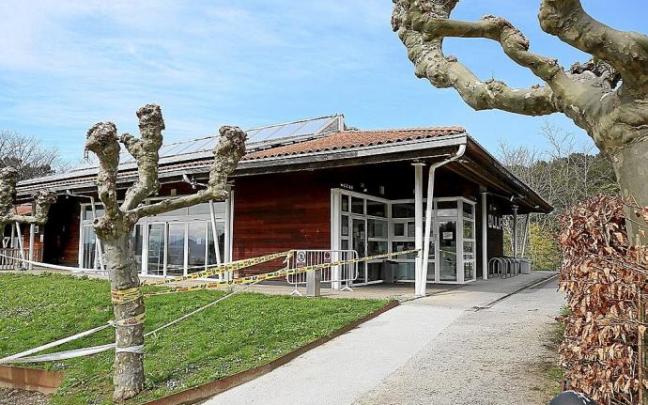 Albergue de Ulia, precintado, ya que no está abierto para el público en general.