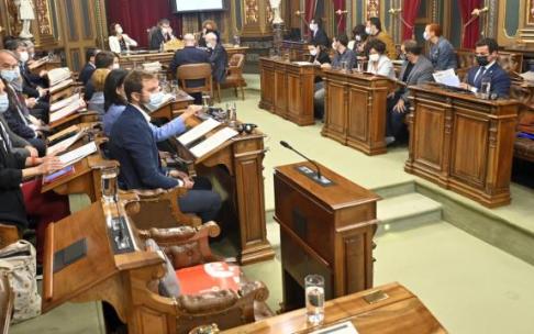 El Ayuntamiento de Bilbao acogió ayer el primer pleno presencial desde el inicio de la pandemia.