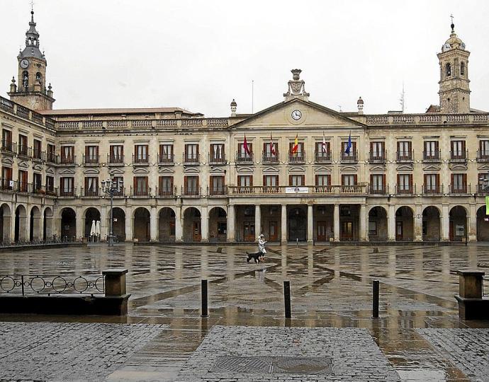 Vista panorámica de la fachada del Ayuntamiento de Gasteiz, en la Plaza Nueva. Foto: Alex Larretxi