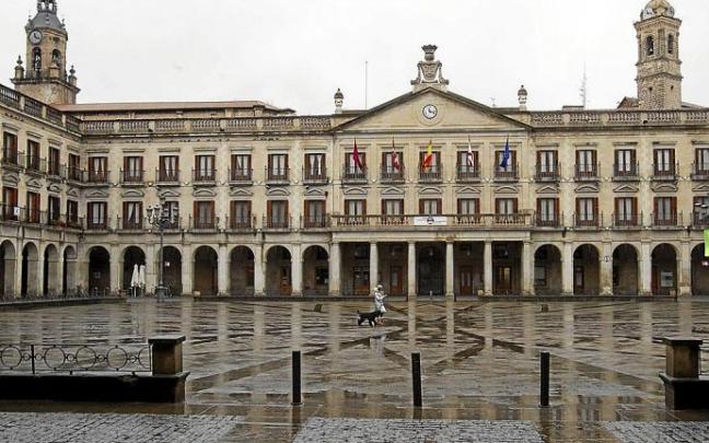 Vista panorámica de la fachada del Ayuntamiento de Gasteiz, en la Plaza Nueva. Foto: Alex Larretxi Vista panorámica de la fachada del Ayuntamiento de Gasteiz, en la Plaza Nueva. Foto: Alex Larretxi